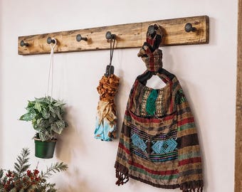 Perchero de madera reciclada con ganchos de clavos de ferrocarril: organizador de abrigos rústico de madera para la entrada.