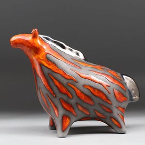 Puede incluir: Un conjunto de tres jarrones de cerámica de diferentes alturas. Los jarrones tienen un acabado mate en tonos crema, beige y marrón. El jarrón más alto mide aproximadamente 25 cm.