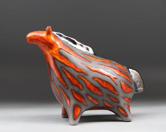 Handgefertigte Keramikpferdeskulptur, feurige orange Glasur, modernes Keramiktier, Raku-Stil-Statue