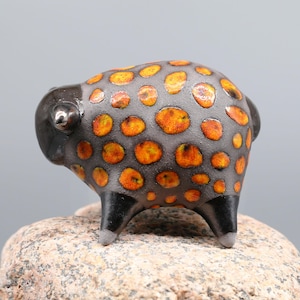 Escultura de cordero de cerámica hecha a mano: figura decorativa de oveja