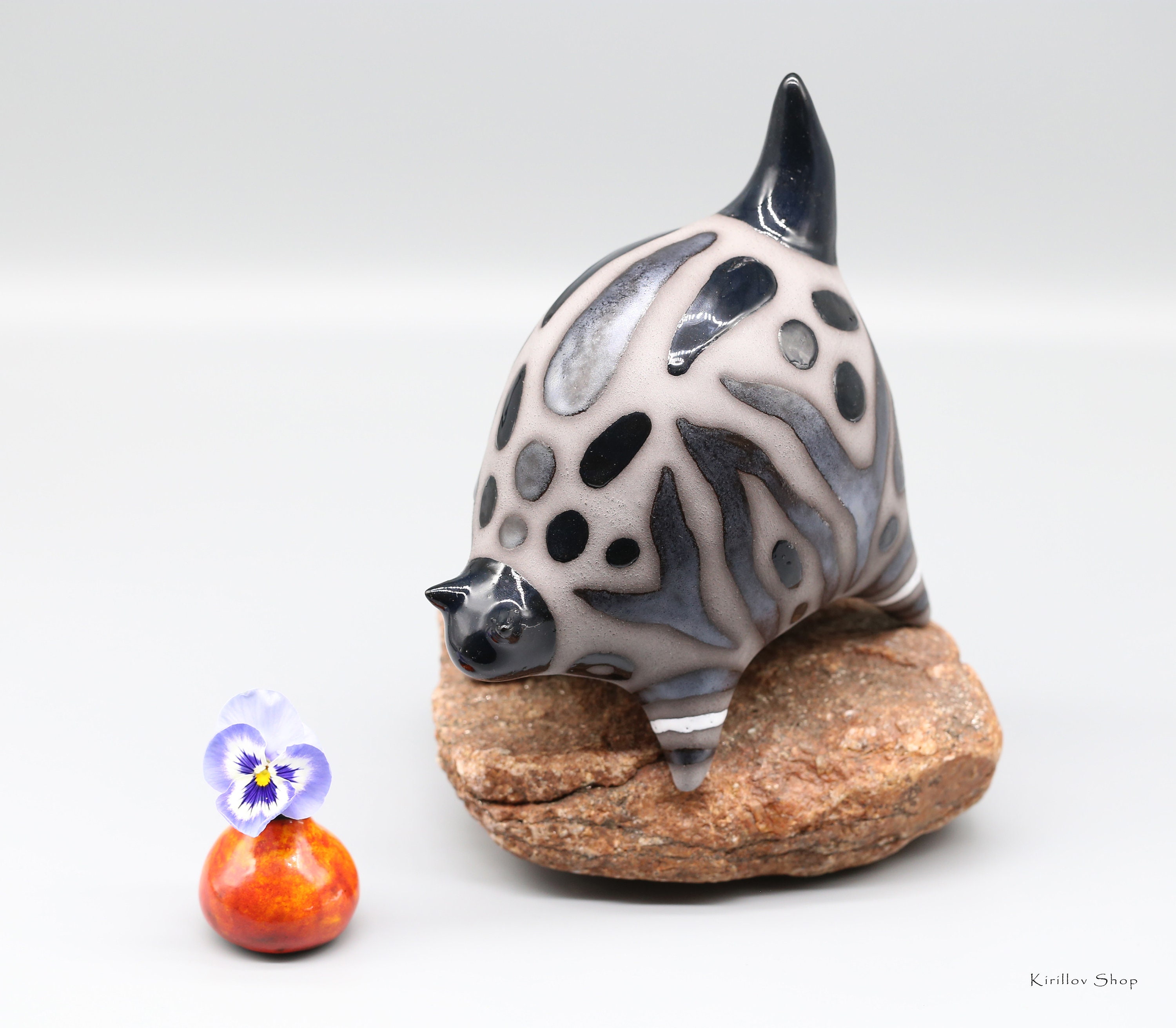 手作り陶器猫彫刻：ブラック＆グレーのアートフィギュア、オーダー