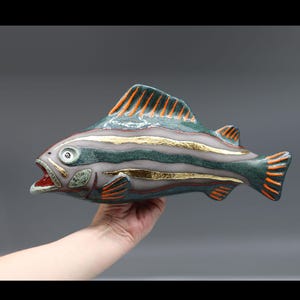 Handgefertigte Keramik-Fisch-Wandkunst, Skulptur in Türkis-Orange mit Blattgold, Küstendekor, auf Bestellung gefertigt