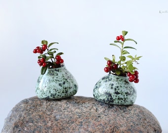 Handgjord miniatyrvas i keramik, grön torrblomvas, minimalistisk inredning - TILLVERKAS PÅ BESTÄLLNING!