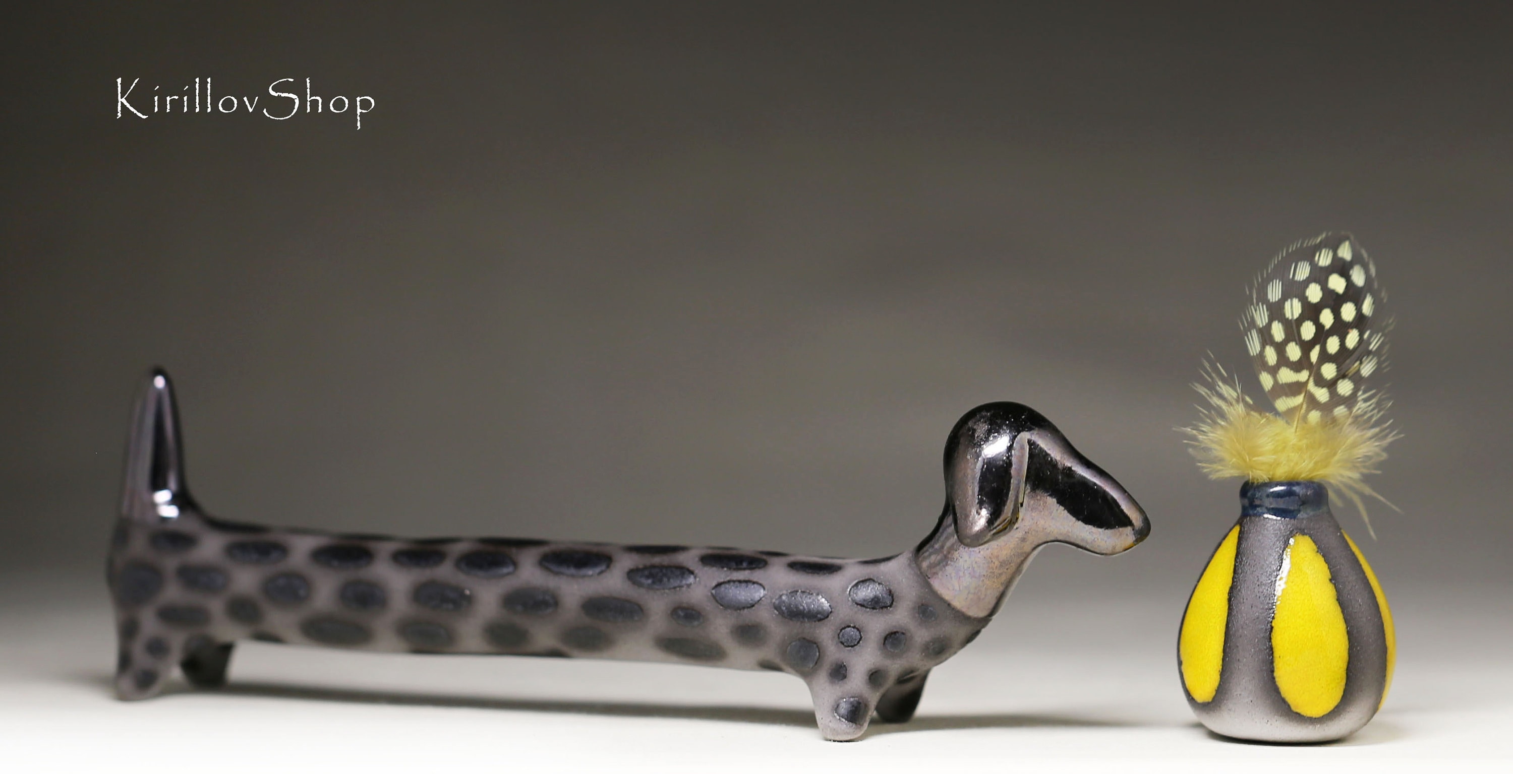 ダックス 犬の形の黒い陶器の置物