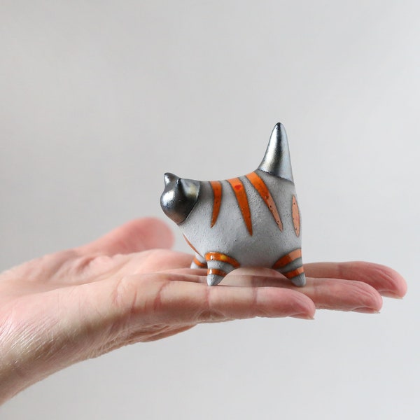 Jolie figurine miniature de chat rayé, sculpture de chat en céramique, petit chaton noir, art fait main, objet de collection, cadeau pour amoureux des chats, MADE TO ORDER