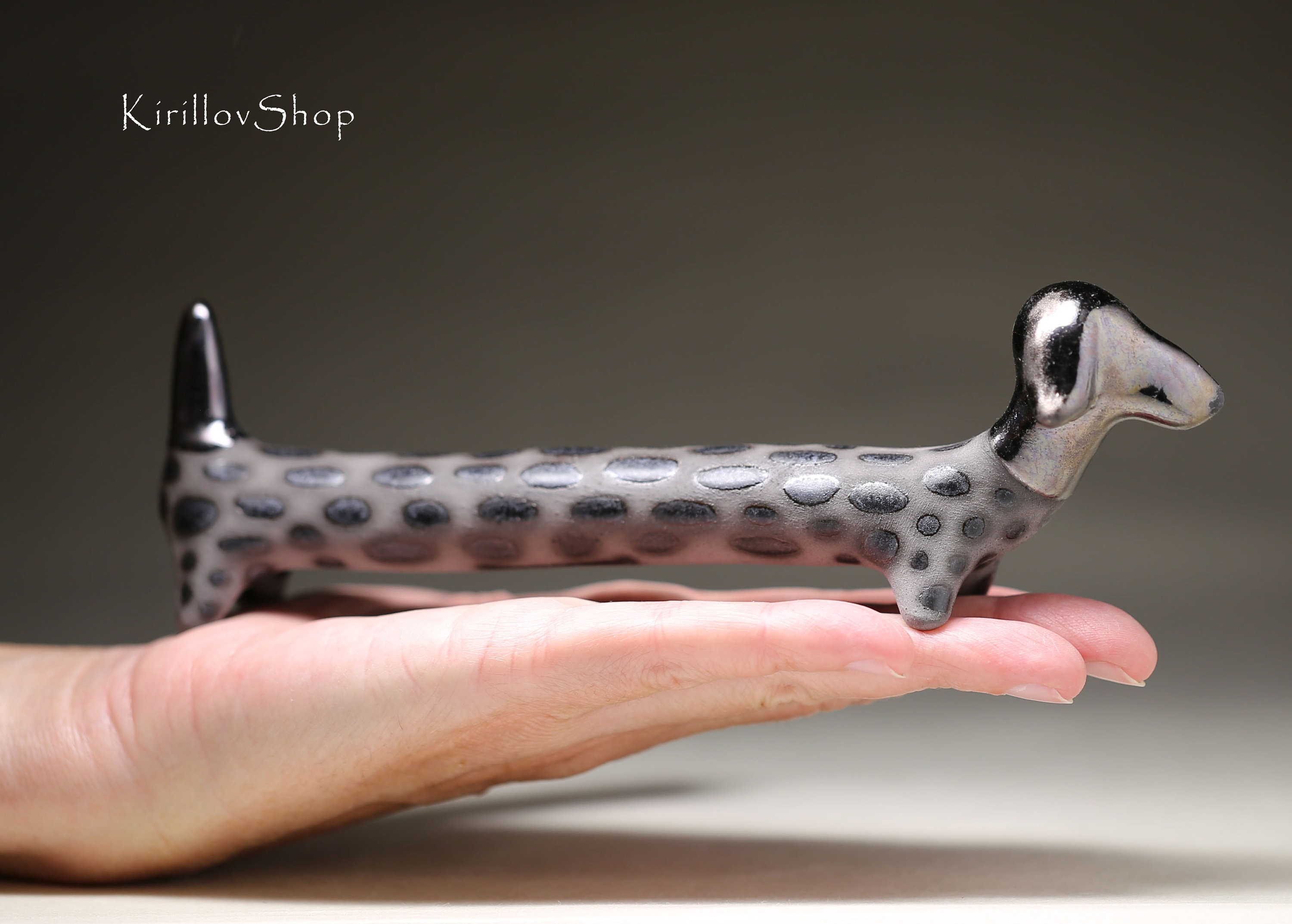 ダックス 犬の形の黒い陶器の置物