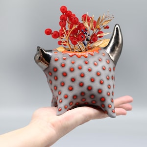 Ceramic planter pot for short flowers or small plants in the shape of a cat, small vase, home decor, handmade cat sculpture, MADE TO ORDER