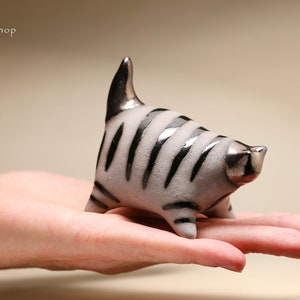陶器の猫の彫刻、黒い子猫、卓上置物、手作り陶器、猫好きへのギフト