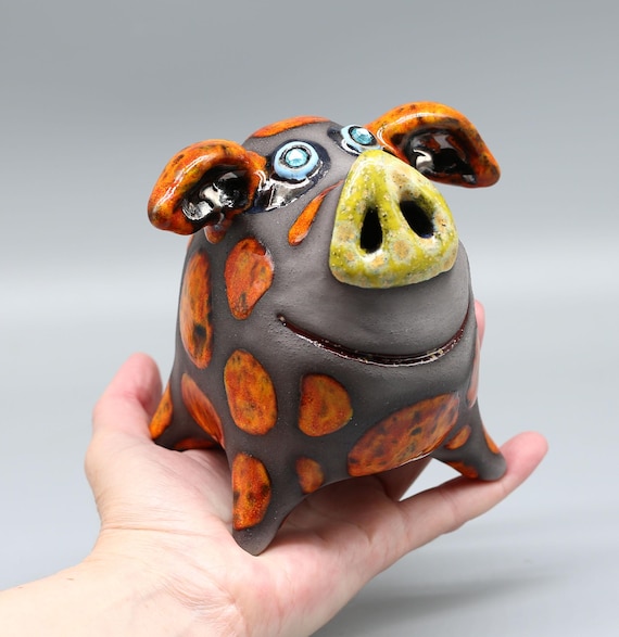 手作りの陶器製豚の置物：素朴な農家の陶器装飾 - オーダーメイド