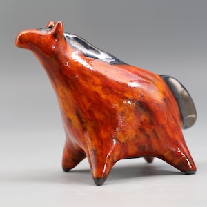 Figurine de cheval en céramique faite à la main, sculpture animalière en poterie rouge noir ardent (fabriquée sur commande)
