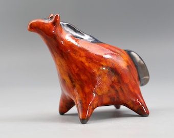 Handgemaakt keramisch paardbeeldje, vurig rood zwart aardewerk dierensculptuur (op bestelling gemaakt)
