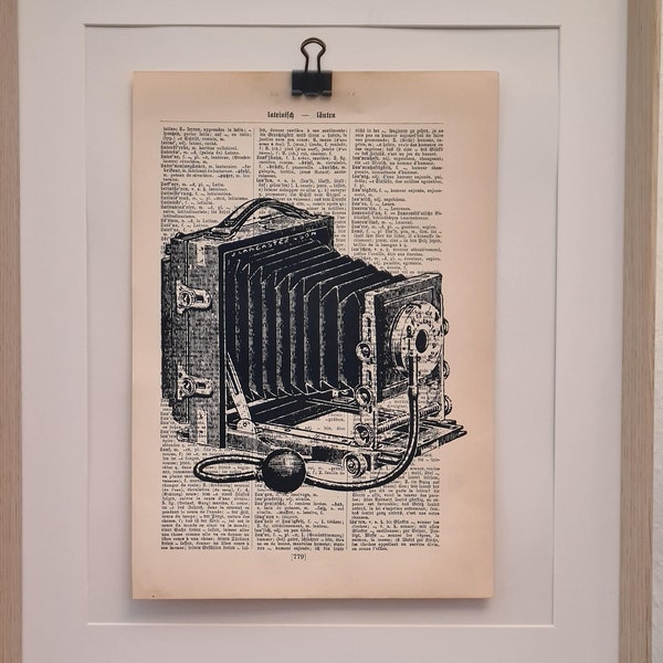 Kunstdruck von einer alten Kamera, auf Antiker Buchseite, Boxkamera, Foto, Photo, Lichtbild, Camera obscura, dunkel kammer, Bild