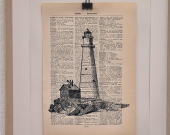 Kunstdruck von einem Leuchtturm mit Haus, auf Antiker Buchseite, Insel, Schiff, Meer, Wellen, Strand, Ufer, Klippe, Leuchten, Licht