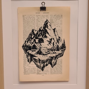 Kunstdruck von Bergen und Zelt, auf Antiker Buchseite, Natur, Landschaft, Tattoo, Berg, Wald, Vintage, Nachhaltig, Upcycling