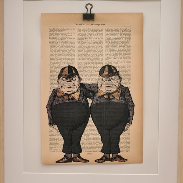 Kunstdruck von den Zwillingen Tweedlee und Tweedledum, von Alice im Wunderland, auf Antiker Buchseite, Grinsekatze, verrückter Hutmacher