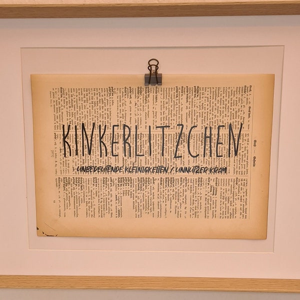 Kunstdruck von dem Schönen Wort Kinkerlitzchen auf Antiker Buchseite, Kram, Sprache, Wörter, Vergessen, Dings Bums, Kleinigkeit, Unnütz