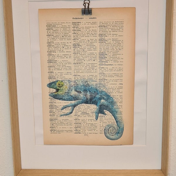 Kunstdruck von einem Chamäleon in Watercolor, auf Antiker Buchseite, Wasserfarbe, Aquarell, Tropen, Chameleon, Farbe