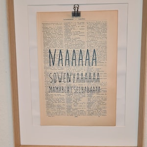 Könnte beinhalten: Ein gerahmter Druck einer Wörterbuchseite mit den Wörtern "NAAAAAAAA", "SOWENYAAAAAA", "MAMABENT" und "SEEBABAAAA" in Schwarz gedruckt.