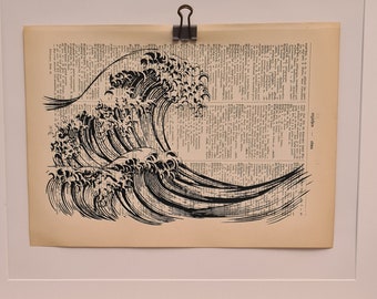 Kunstdruck von der großen Welle vor Kanagawa, auf antiker  Buchseite, Meer, Japan, Wasser, Strand