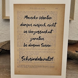 Falt Karte aus Struktur Leinen Papier, mit lustigen Spruch, Schöne Wörter dürfen nicht in Vergessenheit geraten, auf Antiker Buchseite.