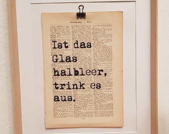 Kunstdruck von einem Lustigen Spruch, Ist das Glas halbleer, Trink es aus,  auf  Antiker Buchseite, Inspirierend, Spruch