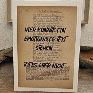 Falt Karte aus Struktur Leinen Papier, mit lustigen Spruch, hier könnte ein emotionaler Text stehen, tut es aber nicht, auf alter Buchseite.