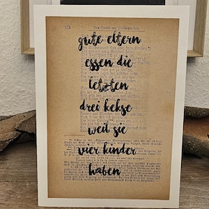 Falt Karte aus Struktur Leinen Papier, mit lustigen Spruch, gute Eltern essen dir letzten drei kekse, auf Antiker Buchseite.