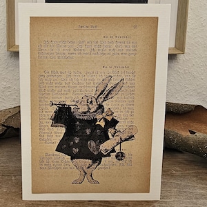 Falt Karte aus Struktur Leinen Papier, mit Druck Vom Weißem Hasen aus Alice im Wunderland, Lewis Carroll, Hutmacher, auf Antiker Buchseite.