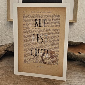 Falt Karte aus Struktur Leinen Papier, mit lustigen Spruch, but first coffee, auf Antiker Buchseite, Kaffee, Druck, Morgen, Frühstück, Früh