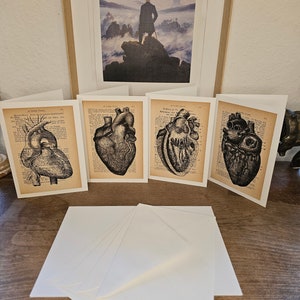 Falt Karten Set mit 4 Karten, aus Struktur Leinen Papier, mit Drucken auf Antiken Buchseiten zum Thema Anatomie Herz