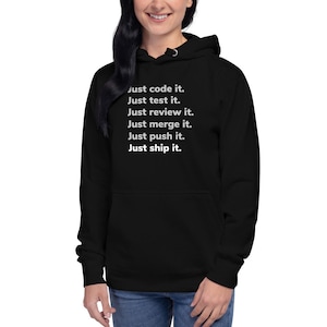 Puede incluir: Sudadera con capucha negra con texto blanco que dice "Just code it. Just test it. Just review it. Just merge it. Just push it. Just ship it."