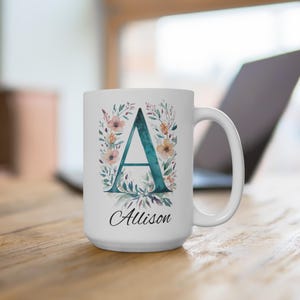 Taza con monograma de la letra A: taza de cerámica personalizada para café o té, vajilla con alfabeto inicial personalizado, regalo para ella, regalo de cumpleaños
