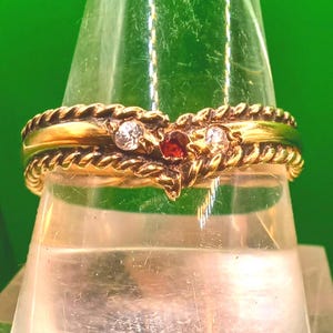 Anello vintage a forma di forcella in argento 925 con oro 9 carati su argento con piccoli zirconi cubici rossi e bianchi. Misura anello UK S 1/2