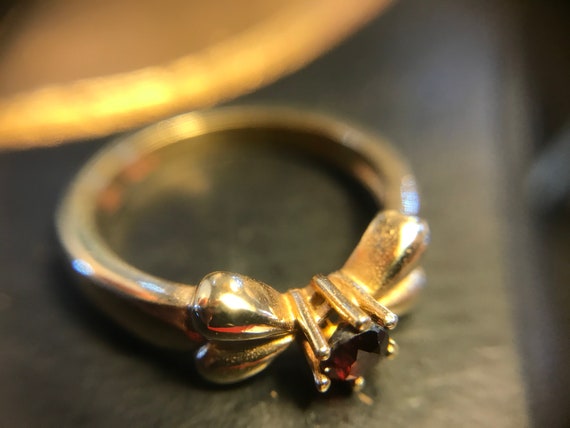 Vintage Hallmarked 9ct Gold and Garnet Ribbon Bow… - image 8