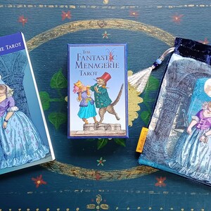 Baba Studio uitverkocht De fantastische menagerie-tarot. Het paperbackboek en de bijpassende TAROTTAS