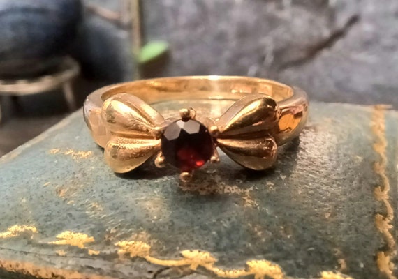 Vintage Hallmarked 9ct Gold and Garnet Ribbon Bow… - image 1