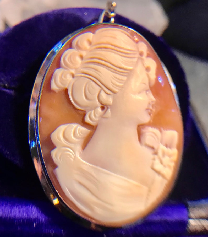 Edwardian Italian Hand carved Conch shell Cameo Brooch Gold Brooch Circa 1900/'s Gold Safety Chain