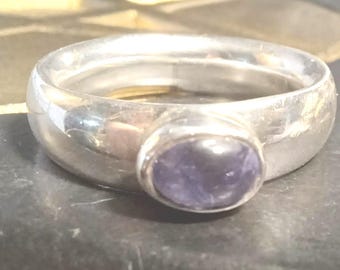 Anello a fascia vintage in argento massiccio con marchio di garanzia e pietra iolite ovale. Misura anello UK R 1/2, 9,2 g