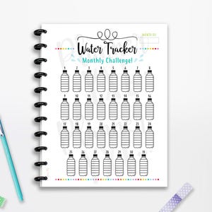 Könnte beinhalten: Eine spiralgebundene Planerseite mit dem Titel Water Tracker Monthly Challenge, die einunddreißig schwarz-weiße Strichzeichnungen von Wasserflaschen enthält, nummeriert von eins bis einunddreißig, mit einem bunten gepunkteten Rand oben und unten.
