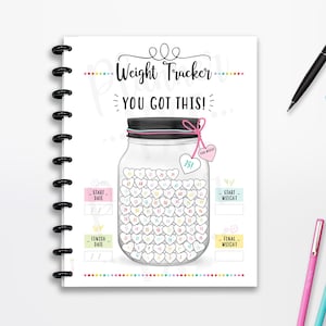 Könnte beinhalten: Ein spiralgebundenes Gewichtstracker-Notizbuch mit dem Text "Weight Tracker YOU GOT THIS!". Das Notizbuch zeigt eine Glaskanne-Grafik, die mit herzförmigen Süßigkeiten gefüllt ist. Enthält Platz zur Aufzeichnung von Start- und Endgewicht.