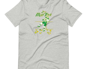 Peut inclure: Un t-shirt gris avec un graphique vert et jaune d'un joueur de hockey avec le texte "It's a Matt Trick".