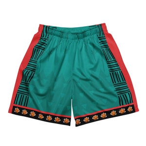 Op de afbeelding: Turquoise basketbalshorts met zwarte en witte geometrische patronen aan de zijkanten en oranje bloemenaccenten aan de onderkant.