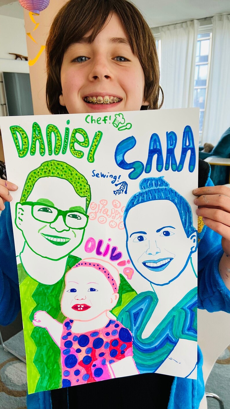 Op de afbeelding: Een wit vel papier met kleurrijke tekeningen van drie mensen. De namen "Daniel", "Sara" en "Olivia" staan in grote, kleurrijke letters. De tekening van Daniel is groen, Sara is blauw en Olivia is roze met blauwe stippen. De woorden "Chef!" en "Naai!" staan op het papier.
