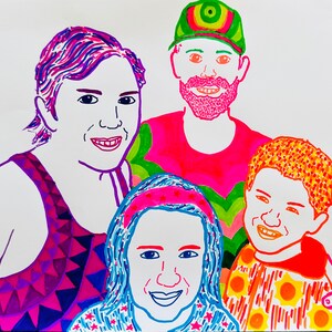 Op de afbeelding: Een kleurrijke illustratie van een gezin van vier. De moeder heeft paars en roze haar, de vader draagt ​​een groene en gele hoed, de dochter heeft blauw en roze haar en de zoon heeft oranje haar. Het gezin is getekend in een heldere, gedurfde stijl met veel details.