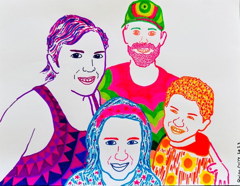 Op de afbeelding: Een kleurrijke illustratie van een gezin van vier. De moeder heeft paars en roze haar, de vader draagt ​​een groene en gele hoed, de dochter heeft blauw en roze haar en de zoon heeft oranje haar. Het gezin is getekend in een heldere, gedurfde stijl met veel details.