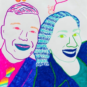 Op de afbeelding: Een handgetekend beeld van twee mensen, een man en een vrouw, met de woorden "Michael + Mattie!" erboven geschreven. De man draagt ​​een blauw pak met een regenboogdas en de vrouw draagt ​​een blauw jack met een groen shirt. De woorden "Twin flames", "Unique", "Soul mates", "Loving", en "Fun!" staan ​​rond het paar.