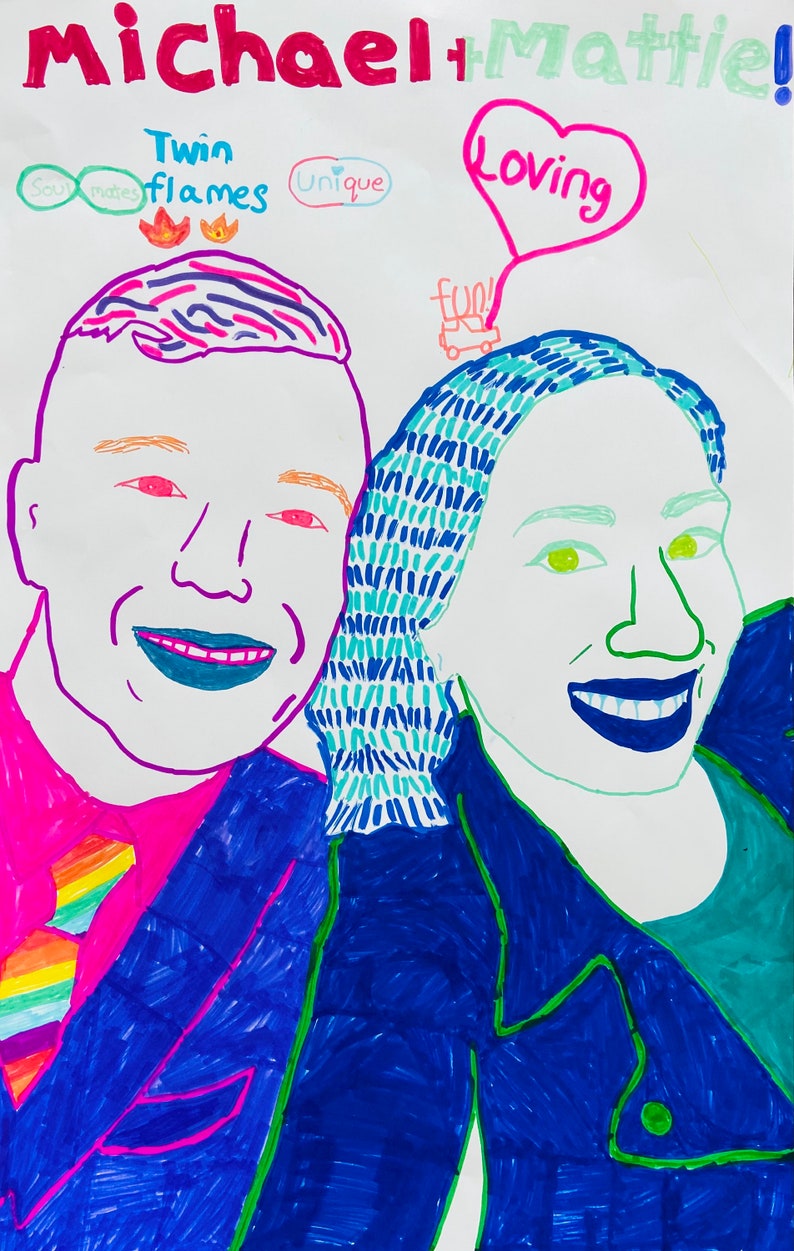 Op de afbeelding: Een handgetekend beeld van twee mensen, een man en een vrouw, met de woorden "Michael + Mattie!" erboven geschreven. De man draagt ​​een blauw pak met een regenboogdas en de vrouw draagt ​​een blauw jack met een groen shirt. De woorden "Twin flames", "Unique", "Soul mates", "Loving", en "Fun!" staan ​​rond het paar.