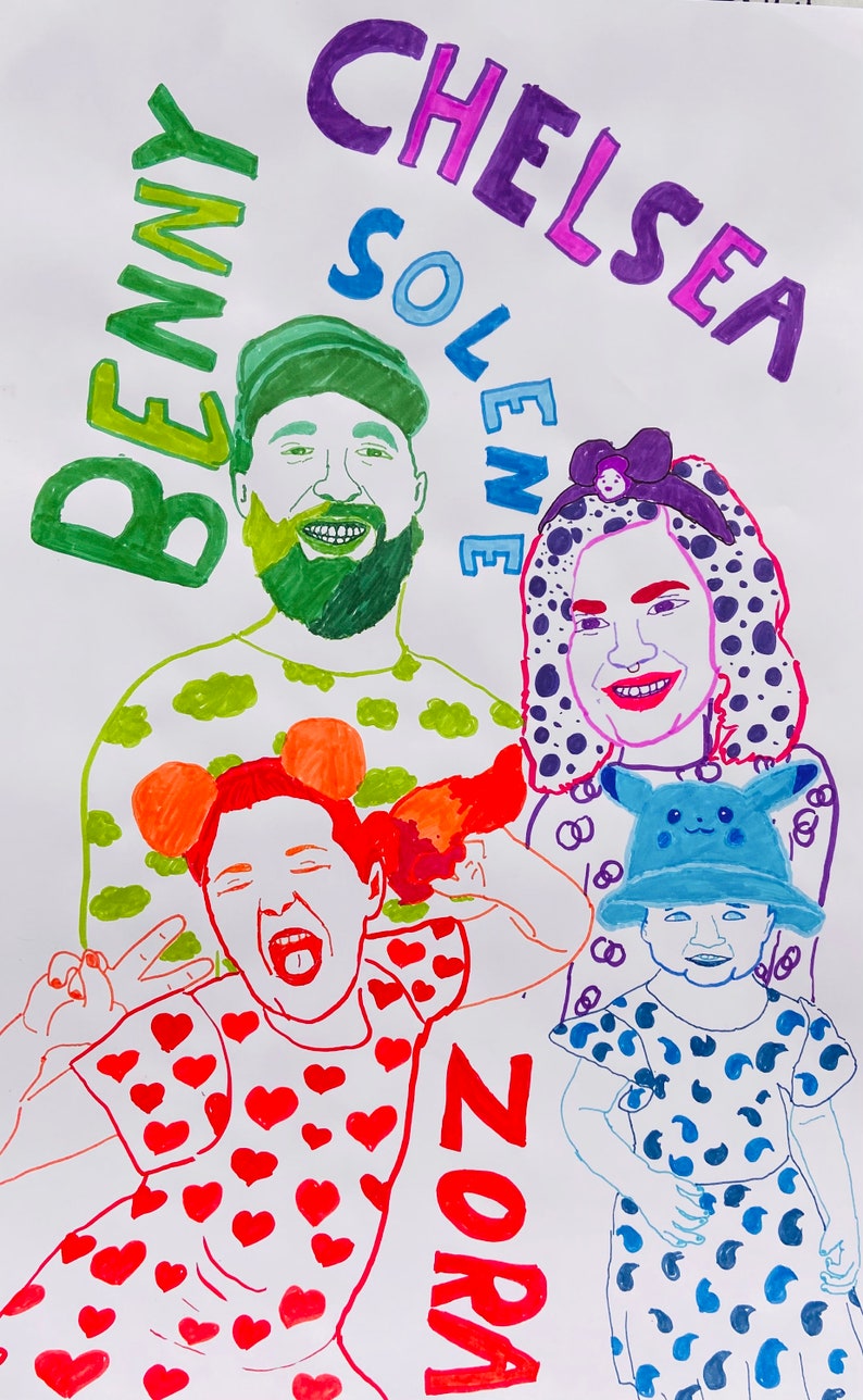 Op de afbeelding: Een kleurrijke tekening van een gezin met de namen "Benny", "Chelsea", "Solene", "Nora" en "Zora" eromheen geschreven. De tekening is gemaakt in felle kleuren, waaronder groen, blauw, paars, rood en oranje.