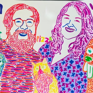 Op de afbeelding: Een kleurrijke illustratie van een gezin met hun huisdieren. De illustratie is gemaakt in een line art-stijl met felle kleuren. Het gezin bestaat uit een man met een baard, een vrouw met lang haar, een hond en een kat. De tekst "Kevin" staat boven de man, "Mochi" onder de man, "Whitney" boven de vrouw en "Jiro" boven de hond. De tekst "Pizza" staat in het midden van de afbeelding.