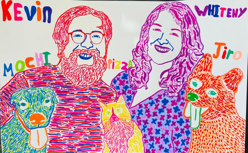 Op de afbeelding: Een kleurrijke illustratie van een gezin met hun huisdieren. De illustratie is gemaakt in een line art-stijl met felle kleuren. Het gezin bestaat uit een man met een baard, een vrouw met lang haar, een hond en een kat. De tekst "Kevin" staat boven de man, "Mochi" onder de man, "Whitney" boven de vrouw en "Jiro" boven de hond. De tekst "Pizza" staat in het midden van de afbeelding.